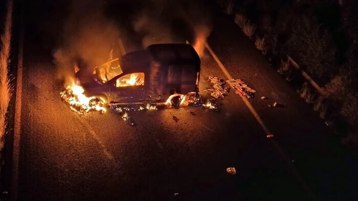 Presuntos normalistas incendian tres vehículos en Morelia