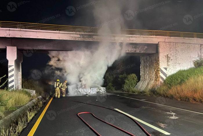 Presuntos normalistas qu3man vehículo en la carretera