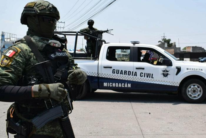 Presuntos sicarios mueren tras enfrentamiento contra la DEFENSA en La Ruana; aseguran armas y camioneta