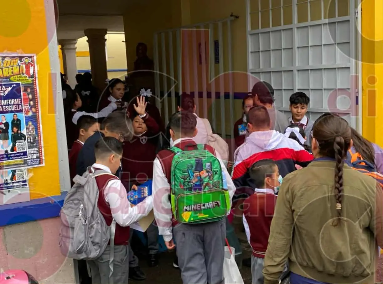 Presurosos acuden niñas y niños al regreso a clases en Michoacán