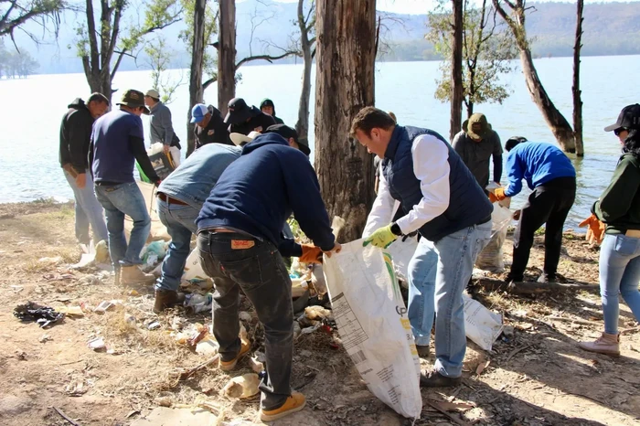 Primera jornada de limpieza de la Presa de Cointzio con 4 toneladas recolectadas