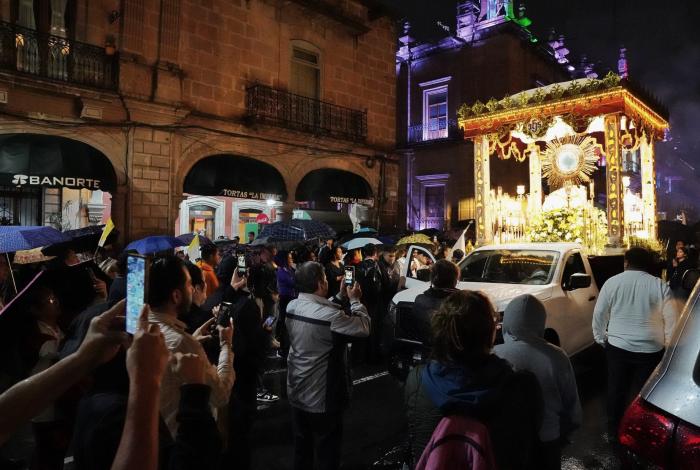 Procesión de Corpus Christi desafía la lluvia en el Centro Histórico de Morelia