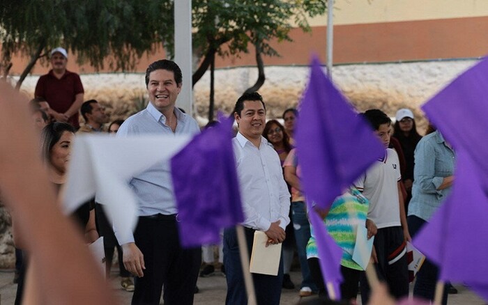 Profesores y directivos de escuelas públicas reconocen apoyo de Alfonso Martínez