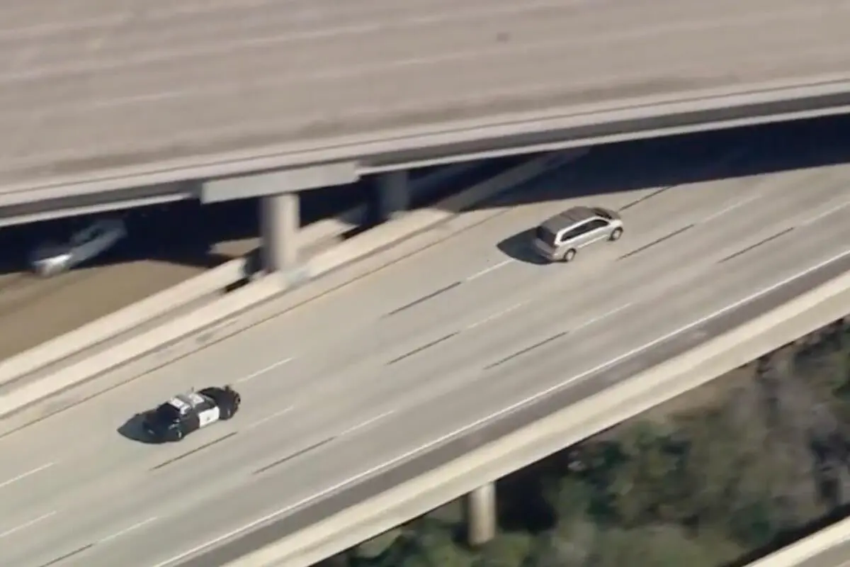 Prófuga evade la policía tras persecución y logra huir a México | VIDEO