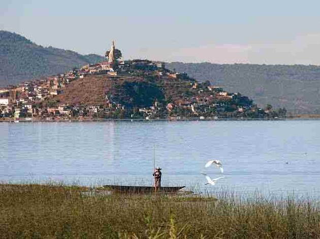 Profundidad del lago de Pátzcuaro esta en 15 cm, asegura directora de ecología municipal