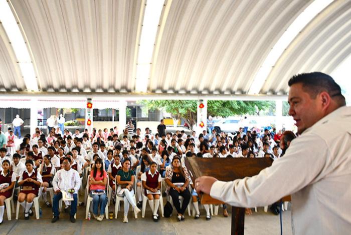 Programa 'Jalo a Estudiar' beneficia a 9 mil 800 jóvenes de Lázaro Cárdenas