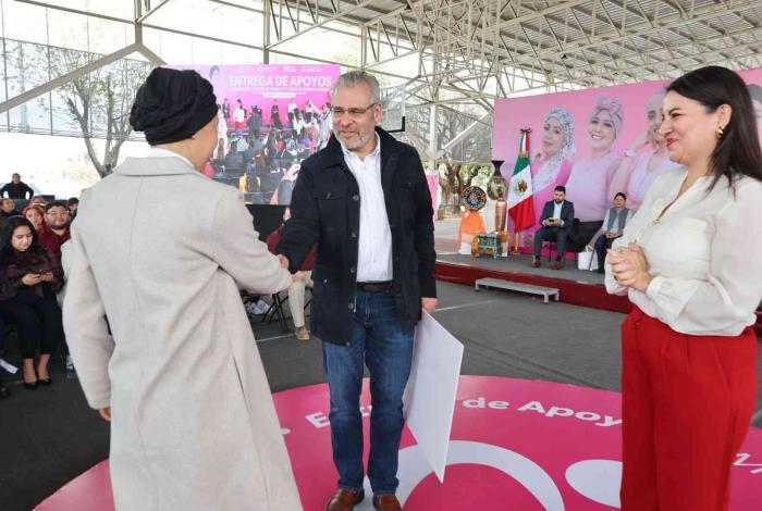Programa pionero de atención al cáncer ha beneficiado a más de 700 niñas y niños y 2 mil 600 mujeres: Bedolla