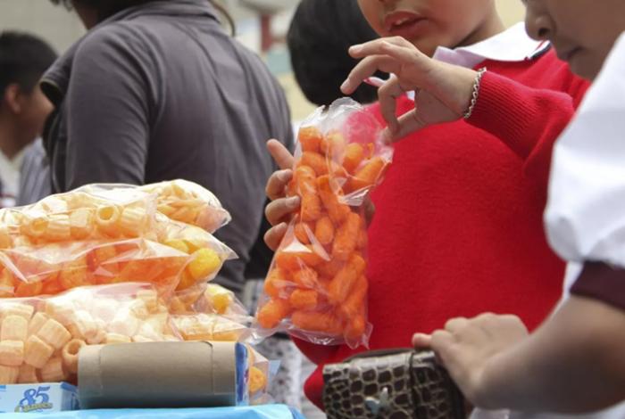 Prohibición de comida chatarra en escuelas enfrenta resistencia en Morelia