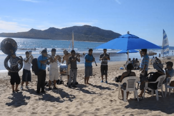 Prohibición de música de banda en las playas de Mazatlán: ¿fin de una tradición?