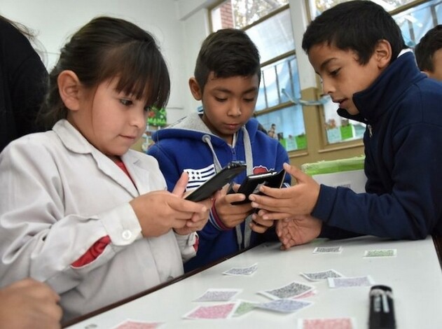 Prohibirán uso de celulares en escuelas de Querétaro