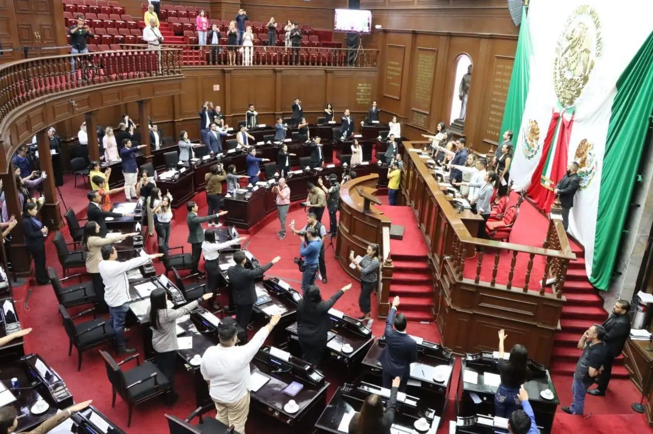 Proponen cárcel y sanciones por acosar con silbidos y piropos a mujeres