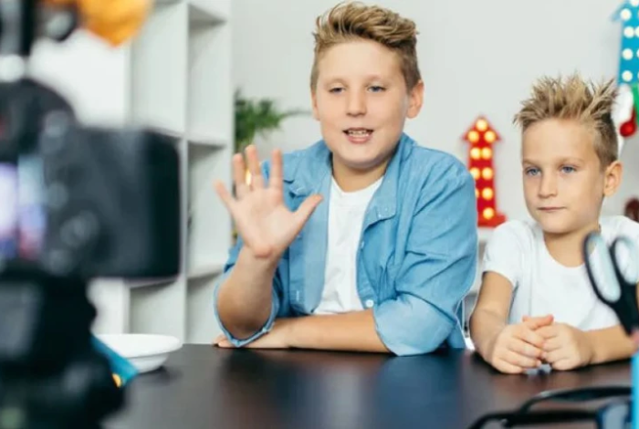 Proponen castigar con prisión a padres de niños <i>influencers</i>