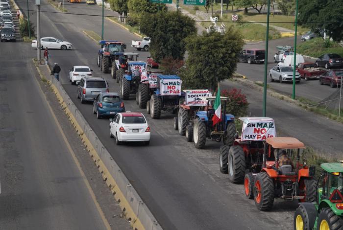 Prosiguen cierres y tomas carreteras por megabloqueo
