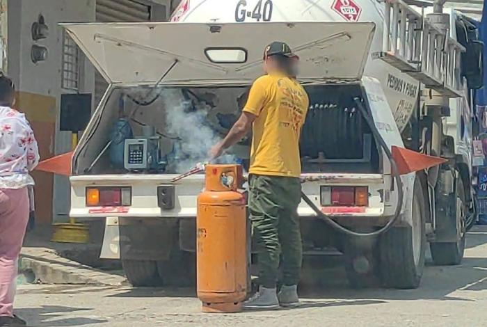 Protección Civil frena abastecimiento irregular de gas LP en mercado de Huetamo