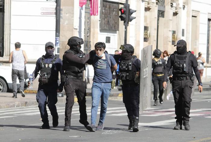 Protesta en Morelia termina con dos periodistas golpeadas por la policía y 3 detenidos