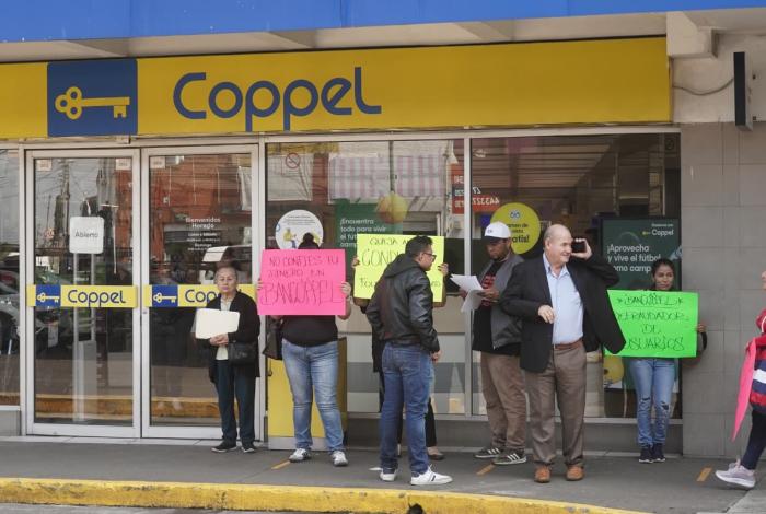 Protestan frente a Coppel de Tres Puentes; denuncian cobros excesivos