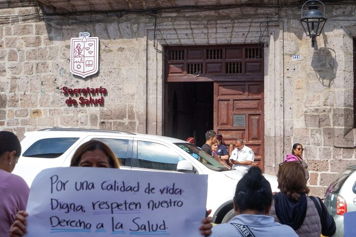 Protestan pacientes renales por suspensión de hemodiálisis