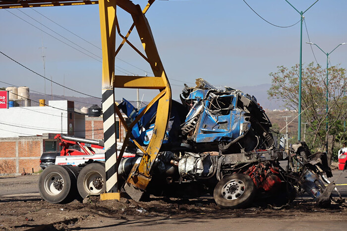 Puente peatonal dañado tras accidente no es seguro: evalúan repararlo o demolerlo