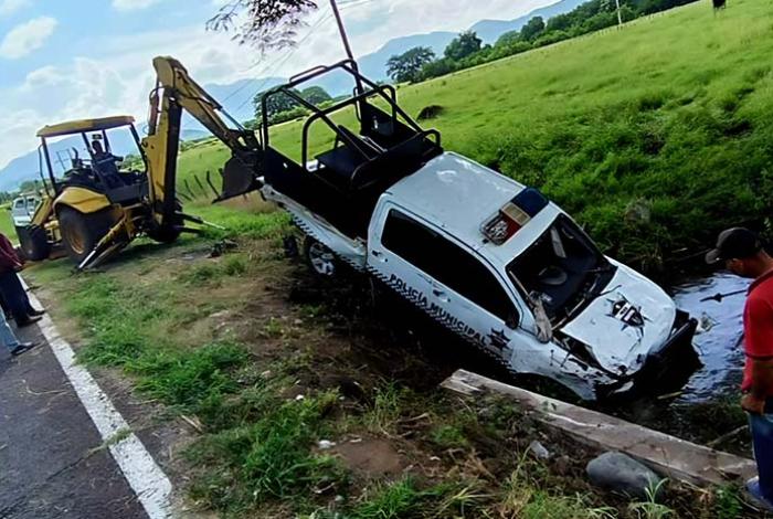 Quedan heridos 5 policías al volcar su patrulla, en Tepalcatepec