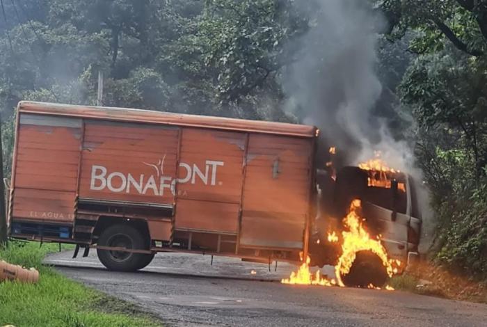 Queman camión de Bonafon en La Curva del Gato
