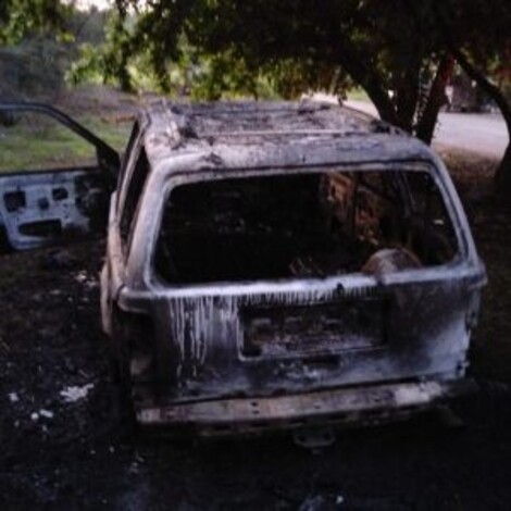 Queman camioneta en Apatzingán