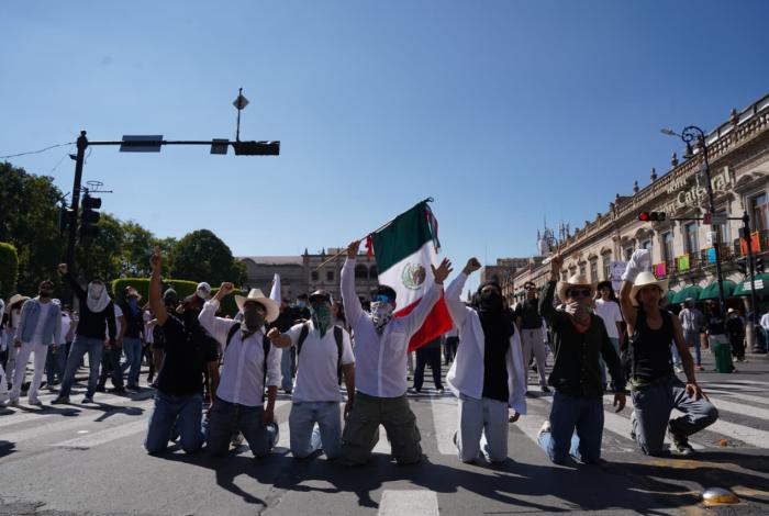 Rabia e indignación entre cristales y gas lacrimógeno