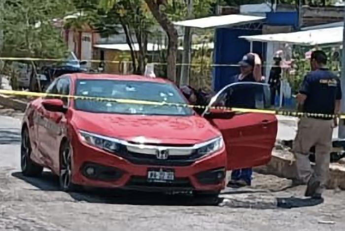 Rafaguean auto en Apatzingán