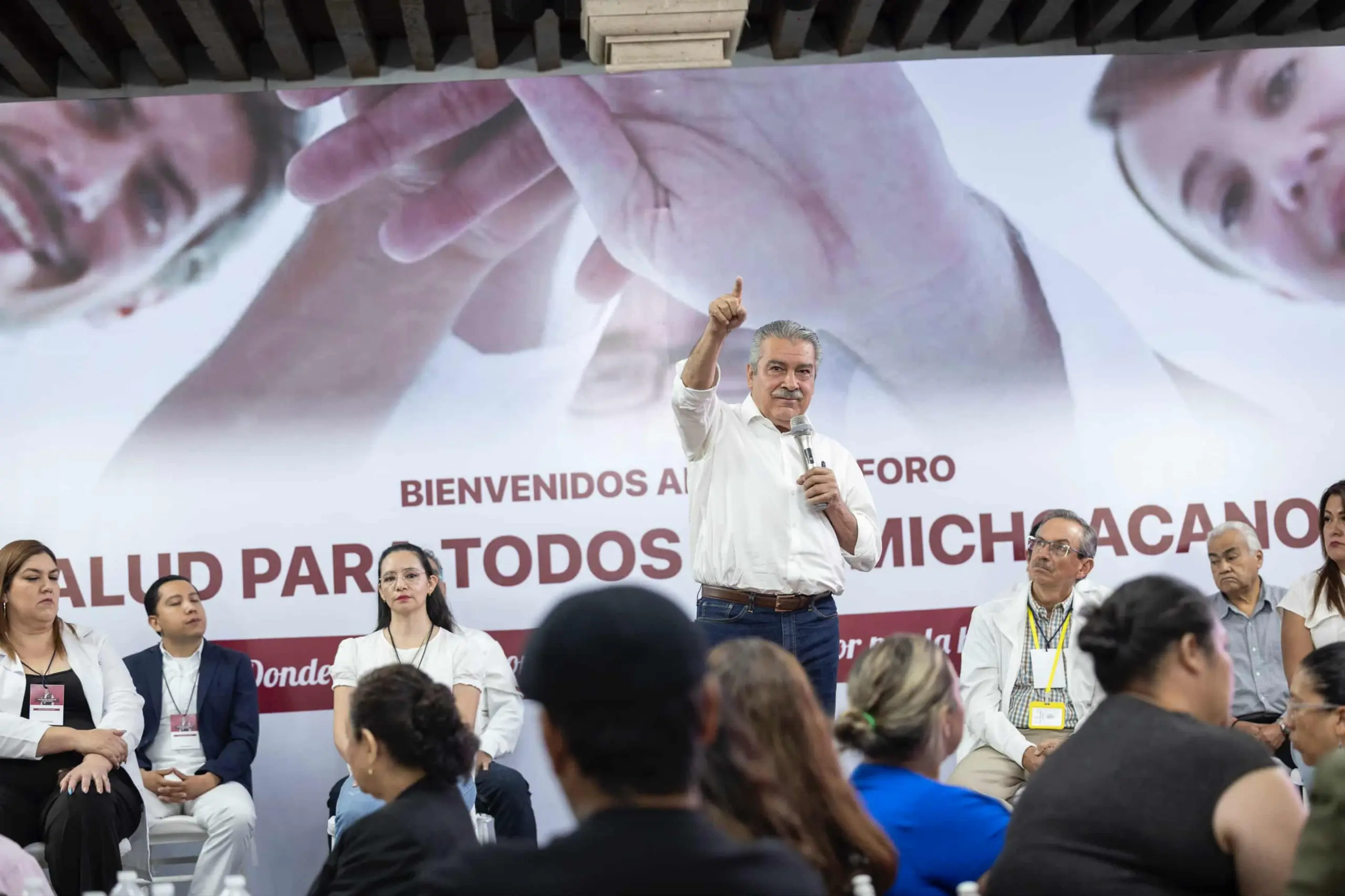 Raúl Morón atiende peticiones y necesidades del Sector Salud de Michoacán
