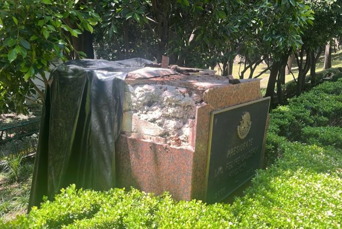 Árbol derriba estatua de Felipe Calderón en Los Pinos