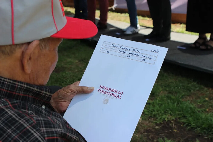 Realizan entrega de escrituras en colonia ex hacienda Itzicuaro