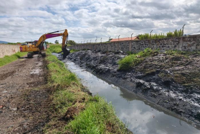 Realizan trabajos de limpieza en canales pluviales de San Juanito y La Minzita