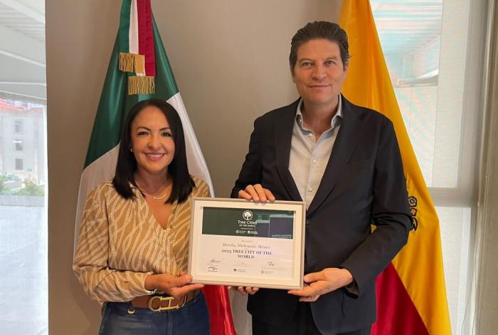 Recibe Alfonso Martínez reconocimiento internacional que distingue a Morelia como ‘Ciudad Árbol’