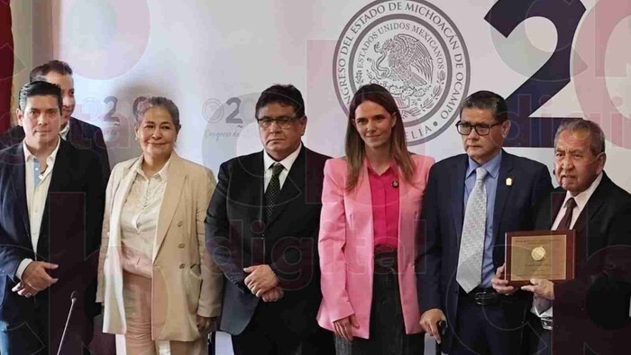 Recibe Ignacio Roque Madriz premio al Mérito Periodístico 2024 en Congreso del Estado