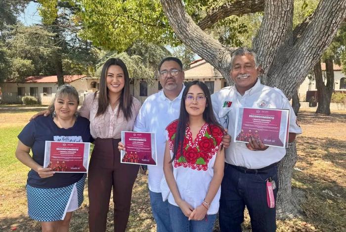 Recibe Mónica Valdez camión de bomberos gestionado en coordinación por migrantes y el Club Rotario de Fontana, California