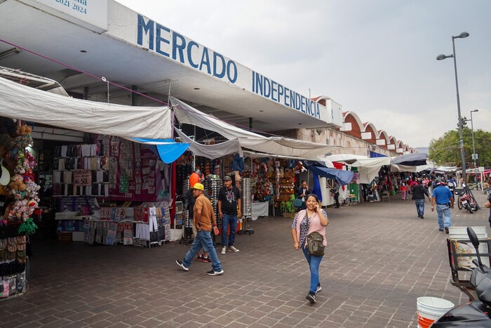 Reclaman vendedores populares acaparamiento de espacios por exdirigente