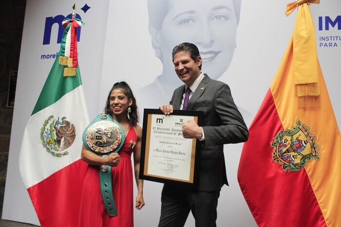 Reconoce Alfonso Martínez a la boxeadora Sol Vargas, primera michoacana campeona mundial