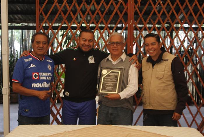 Reconoce AMIPAC la trayectoria de Samuel Herrera Jr., reportero gráfico de La Voz