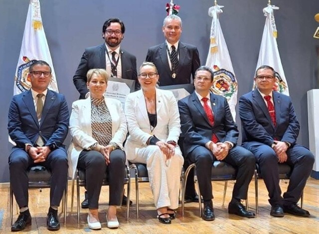 Reconoce UMSNH a docente del Cecytem con medalla al mérito universitario