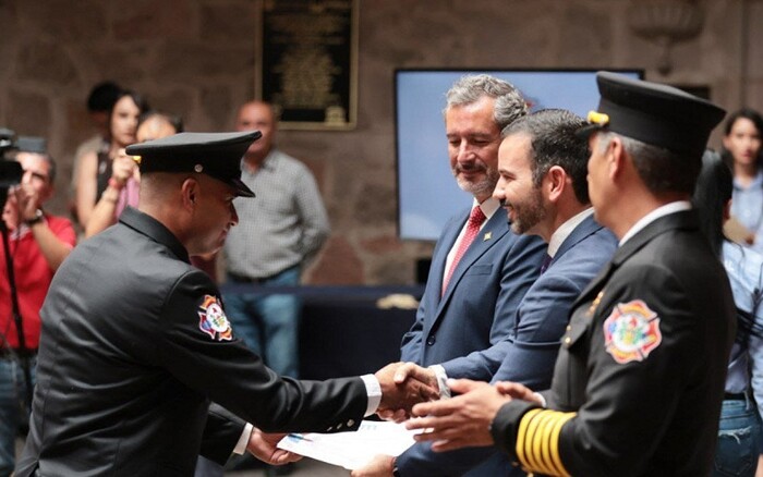 Reconocen bomberos municipales respaldo incondicional de Alfonso Martínez