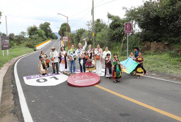 Reconstrucción de carretera Coeneo-Zipiajo garantiza la conectividad de la región: Bedolla