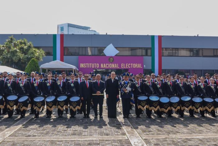 Rectora Yarabí Ávila y la escolta y banda de guerra de la UMSNH asisten al arranque del proceso electoral federal 2026-2027