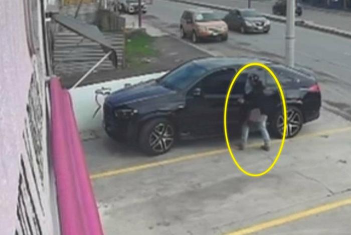 Recuperan en Indaparapeo camioneta Mercedes-Benz robada con violencia en Morelia