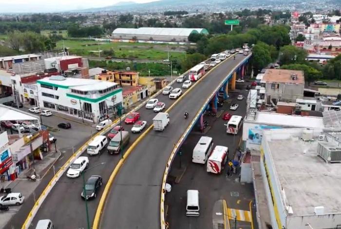 Reducen carril en el puente de Tres Puentes por obras del Morebús en Morelia
