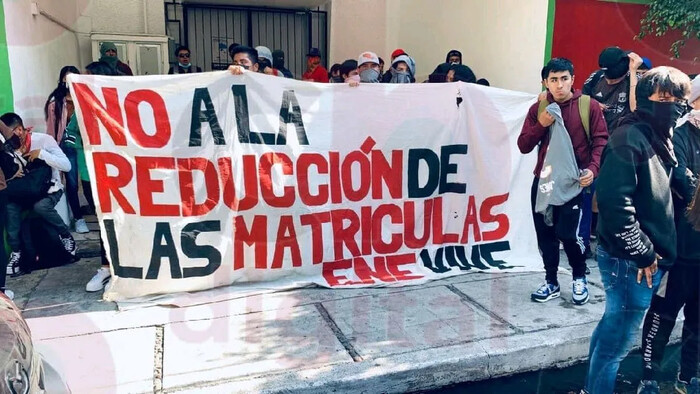 Reducirán matrícula de las Escuelas Normales de Michoacán; estudiantes van en contra