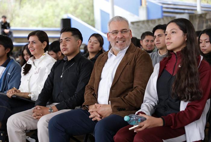 Reforma abrirá paso a 236 mil alumnos michoacanos al mundo del internet