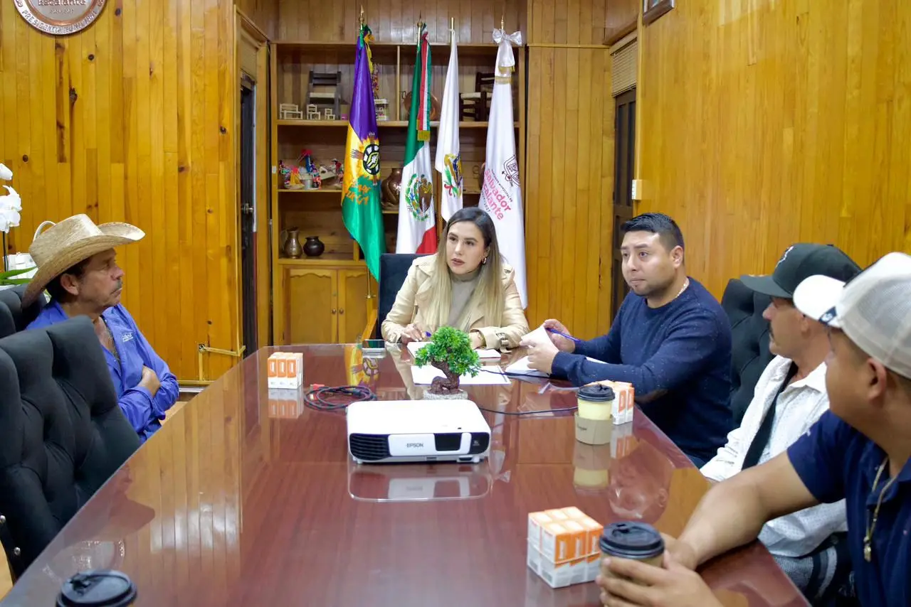 Refuerza Dayana Pérez atención en salud con entrega de antiveneno en comunidades de Salvador Escalante