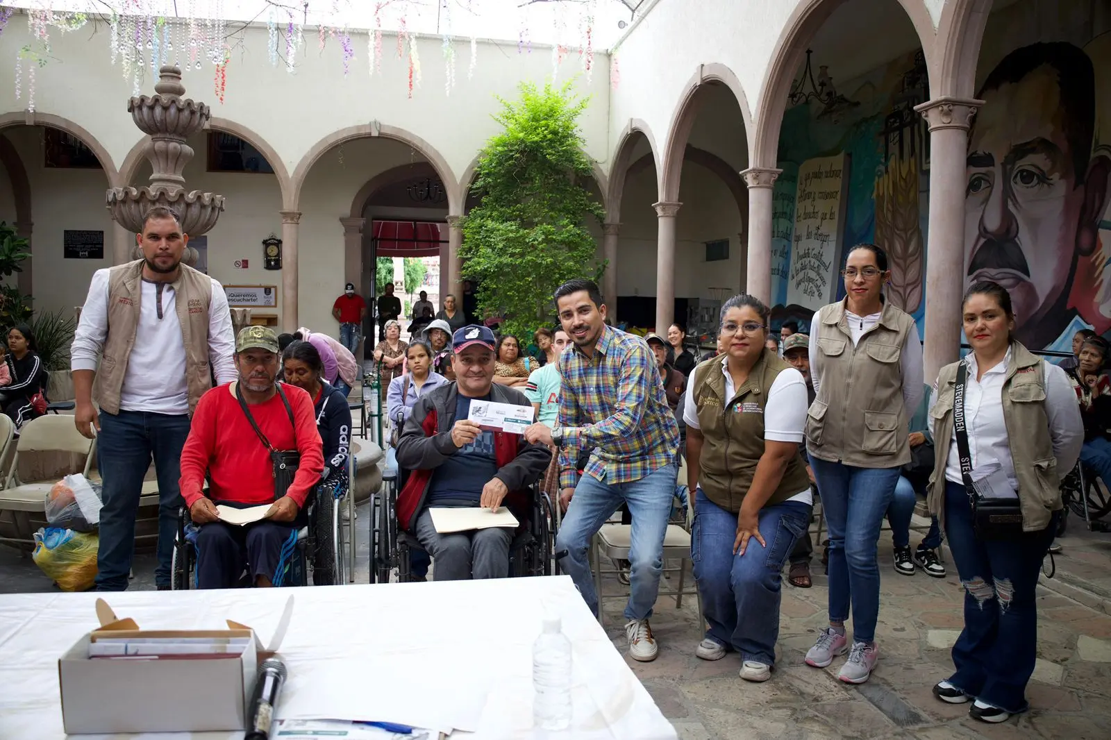 Refuerzan inclusión en Yurécuaro con tarjetas del Bienestar para personas con discapacidad