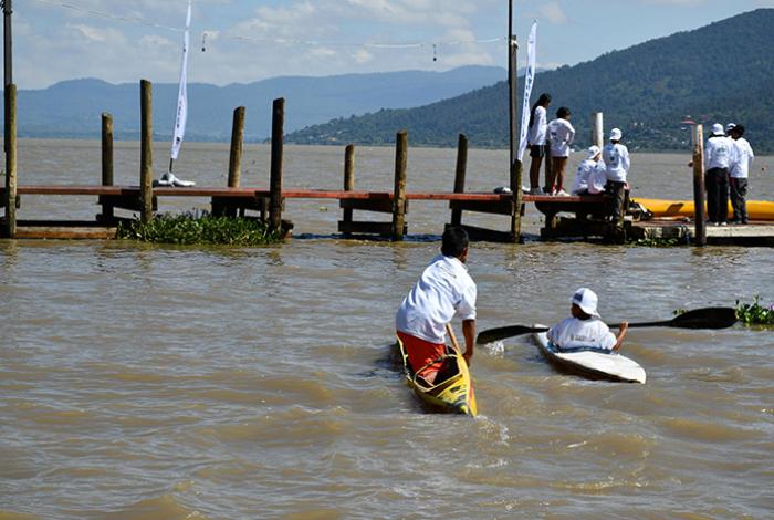 Reman por la paz en torneo de canotaje en la isla de Janitzio