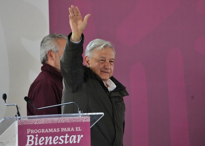 Renuncia López Obrador a Morena tras 10 años de militancia