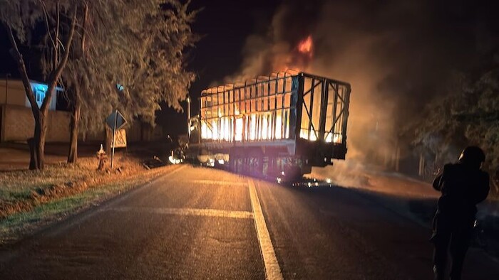 Reportan bloqueo y quema de camión de carga en Queréndaro